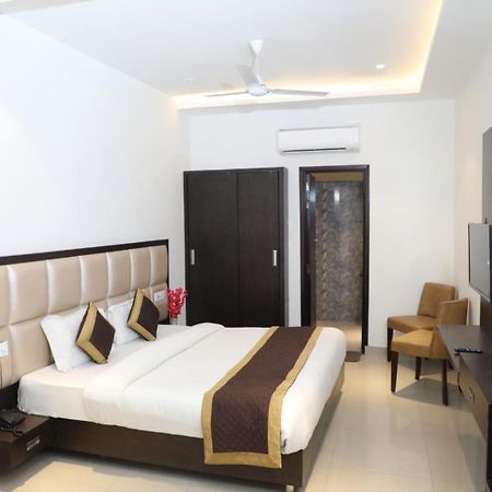 Hotel Avi Inn Амритсар Экстерьер фото