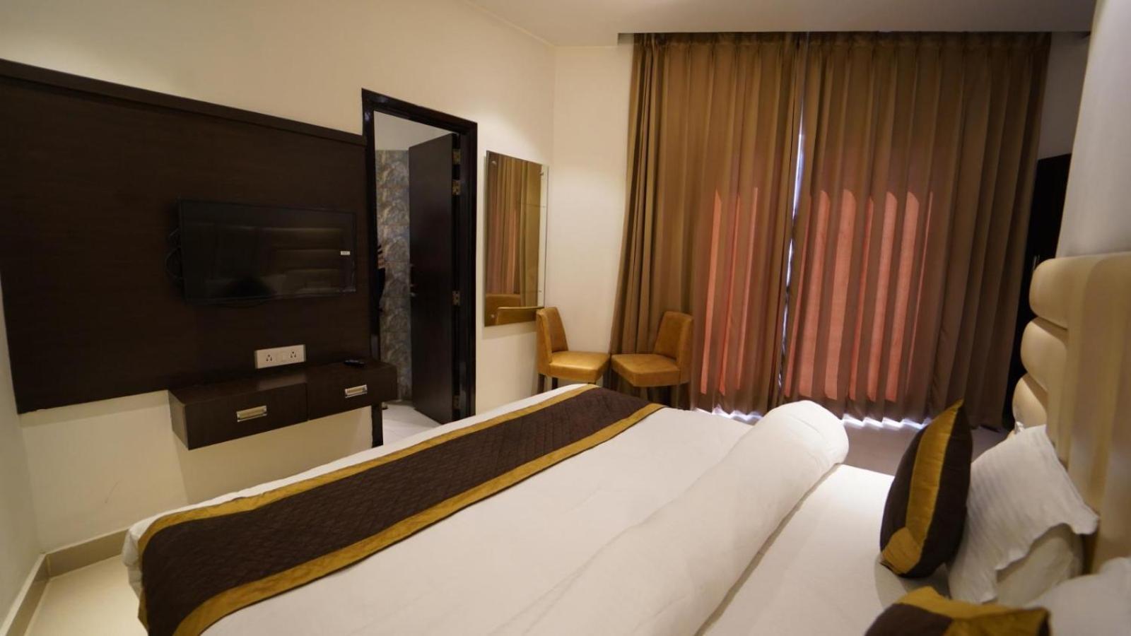 Hotel Avi Inn Амритсар Экстерьер фото