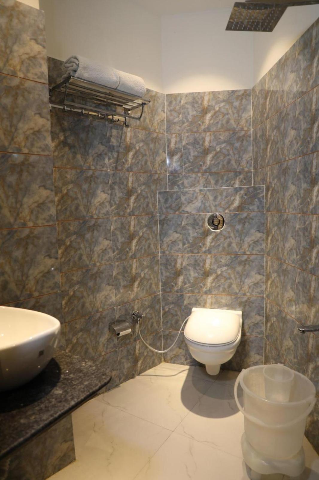 Hotel Avi Inn Амритсар Экстерьер фото